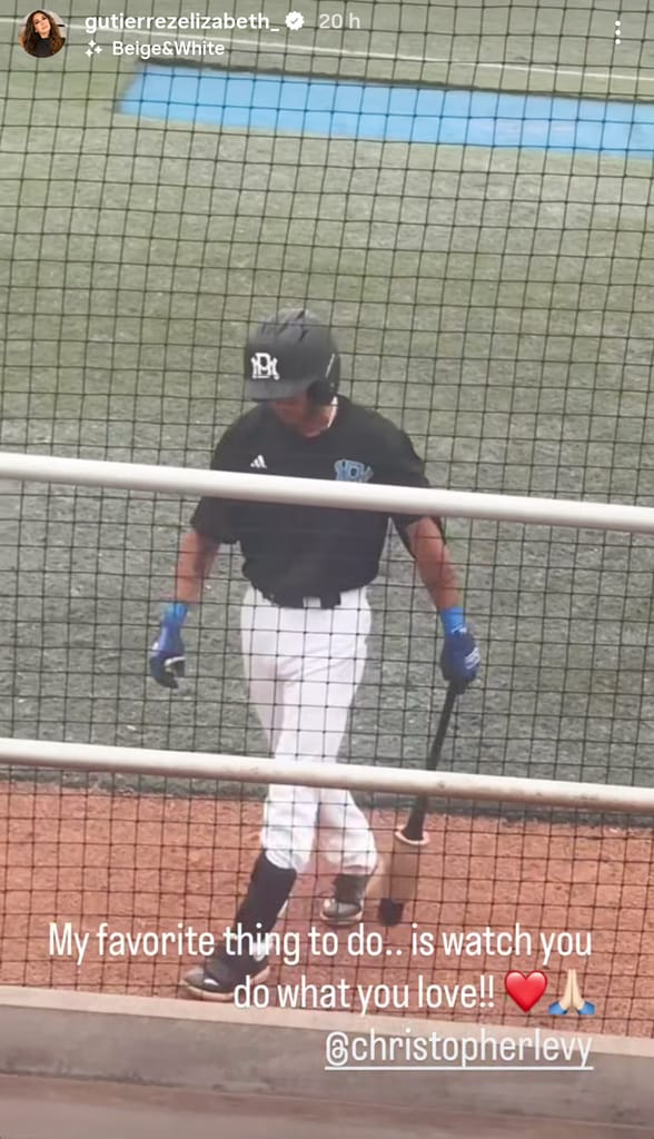 Elizabeth está orgullosa de su hijo Christopher, quien es un talentoso beisbolista.