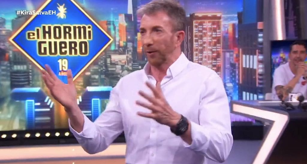 Plano medio de Pablo Motos hablando en El Hormiguero