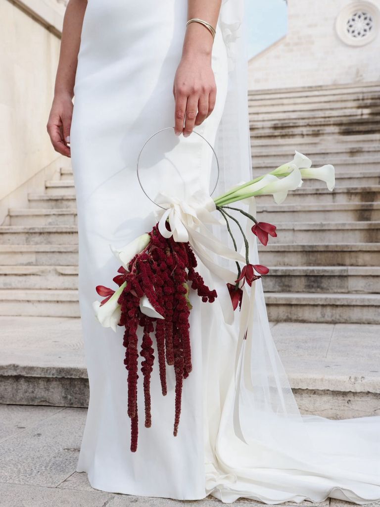 Bolsos de flores como ramos de novia tropicales