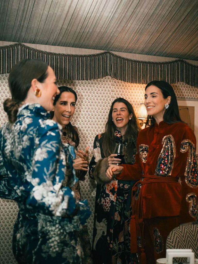 Sassa de Osma disfrutando de la compañía de las invitadas