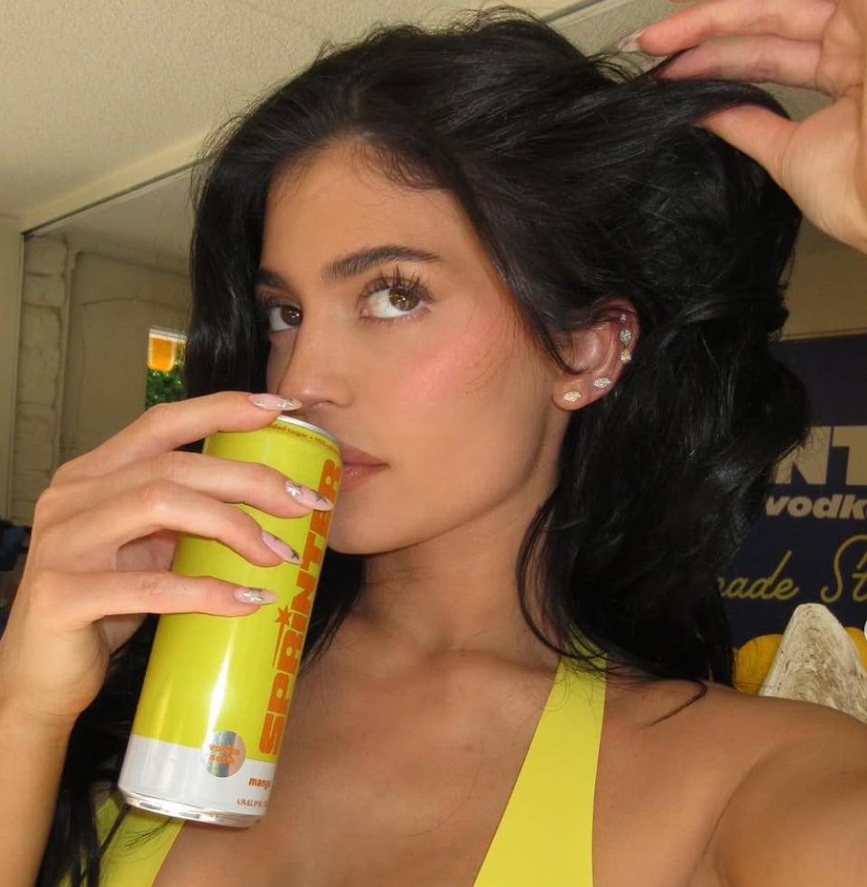  La modelo coordinó su atuendo con los colores de su marca. 