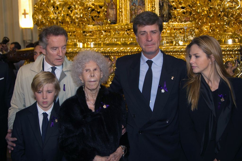 La duquesa, en su 87 cumpleaños con Cayetano, Genoveva, Alfonso Díez y el pequeño Luis