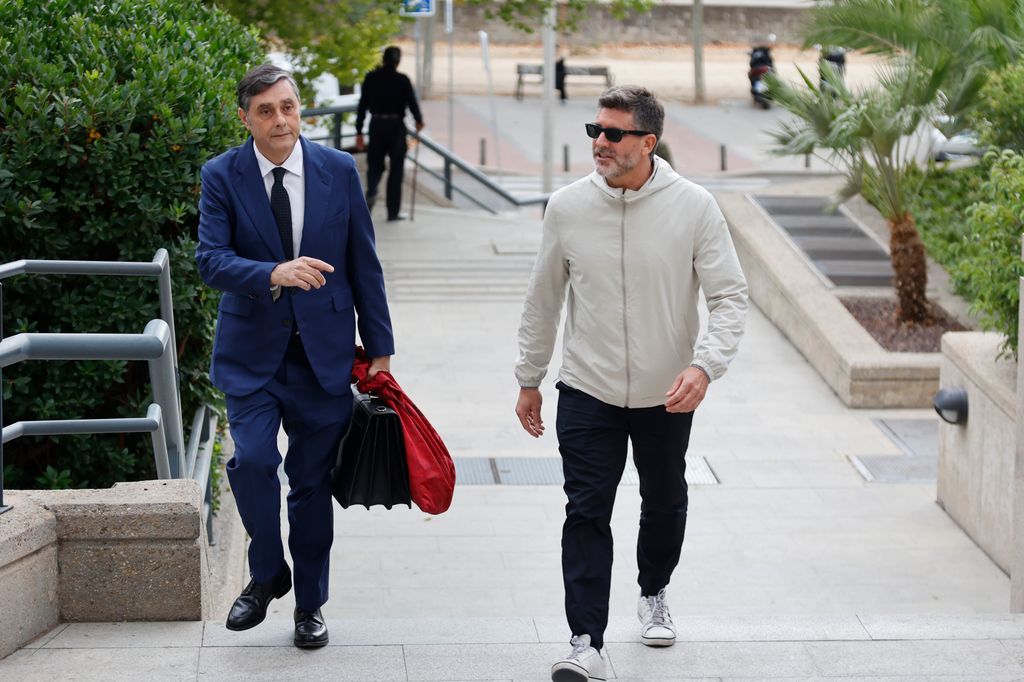 Toño Sanchís llega a la Audiencia Provincial de Madrid junto a su abogado, Javier Vasallo, para asistir al juicio con Belén Esteban