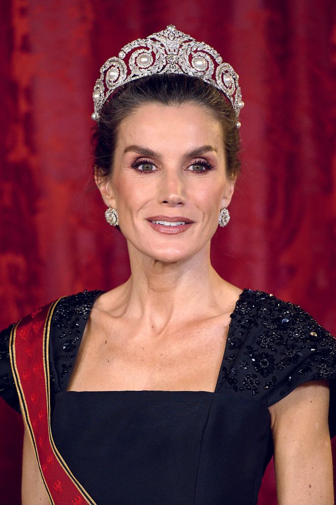 Vuelven las tiaras y el esplendor a palacio doña Letizia más reina que nunca, en la última gran cena de Estado del año