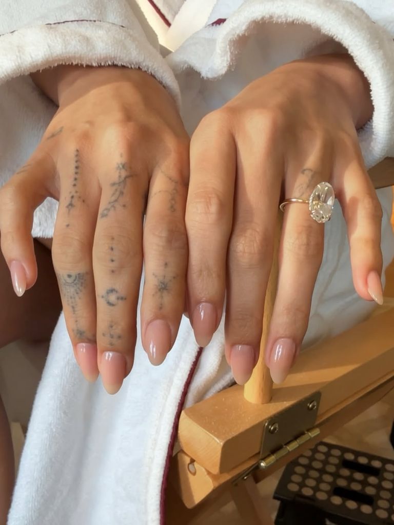 El acabado más popular para el manicure es en tono neutro para no quitar atención de las joyas.