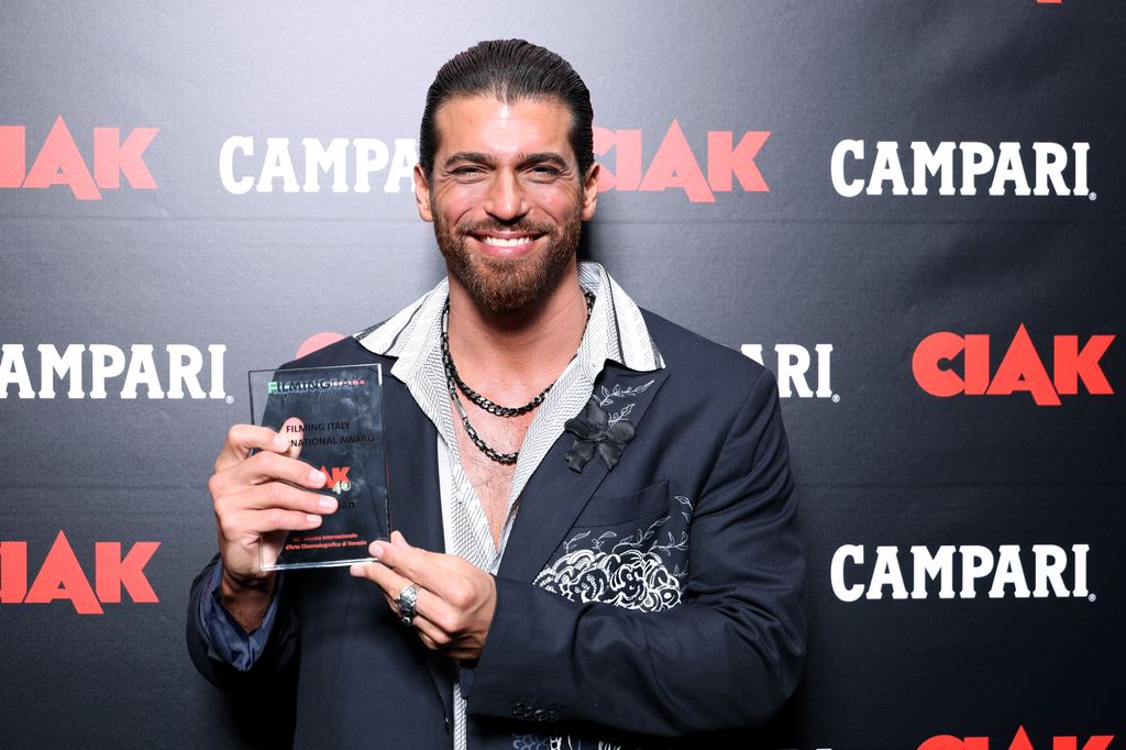 En el marco del Festival de Cine de Venecia, Can Yamana ha recibido el Premio Internacional otorgado por la revista CIAK, un prestigioso reconocimiento que celebra su talento y trayectoria en el mundo audiovisual italiano