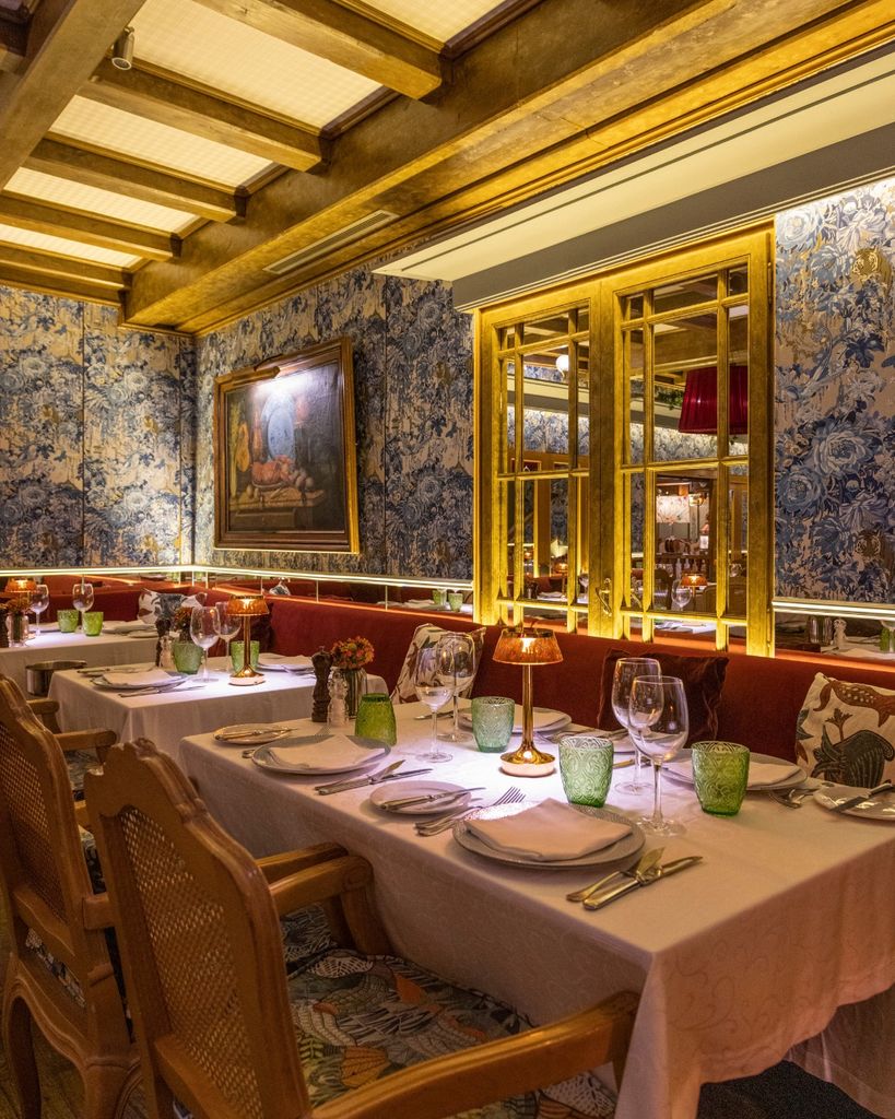 El restaurante cuenta con distintos espacios: la barra, el comedor y reservados para quien busca más privacidad. 