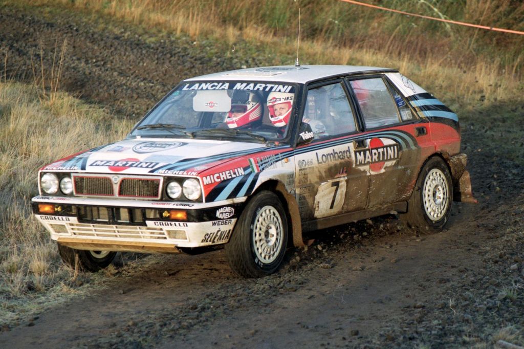 Aunque su garaje incluye modelos valorados en millones de euros, Fernando Alonso también apuesta por coches que despiertan nostalgia, como este Lancia Delta Martini 6, nacido para celebrar una época dorada de los rallyes.