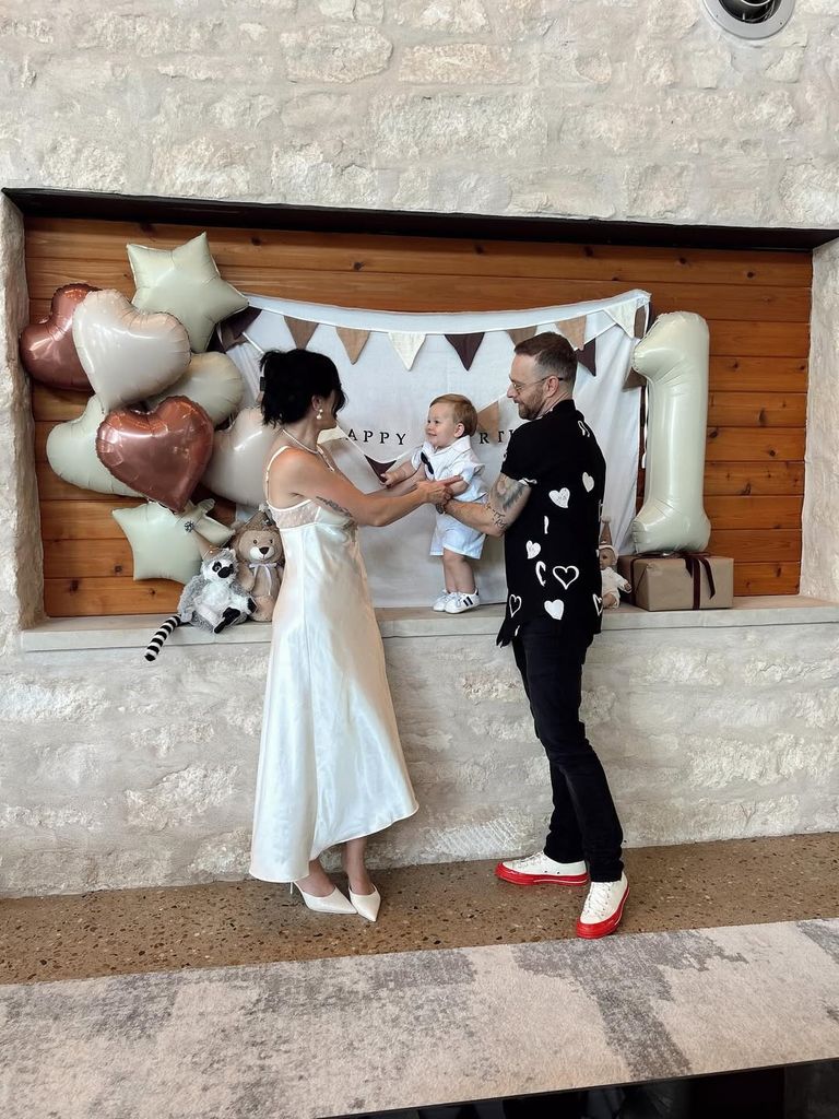 El matrimonio sorprendió al bebé con una globos, pastel y peluches.