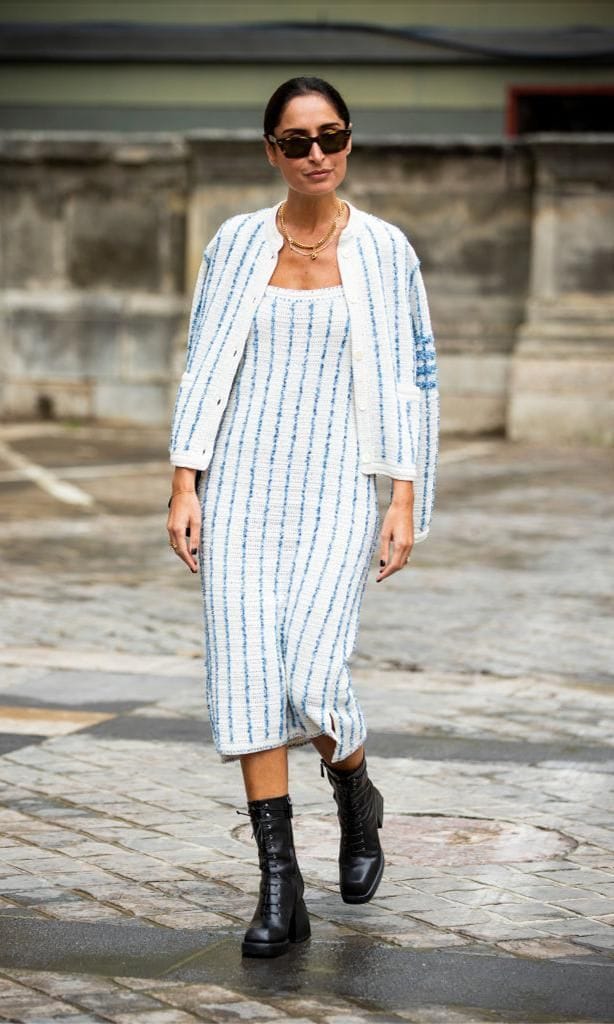 look de street style con vestido y jackets con rayas verticales y boots