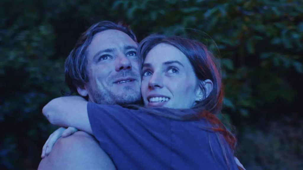 Maya Hawke junto a Lewis Pullman en un fotograma de 'Wishful Thinking',