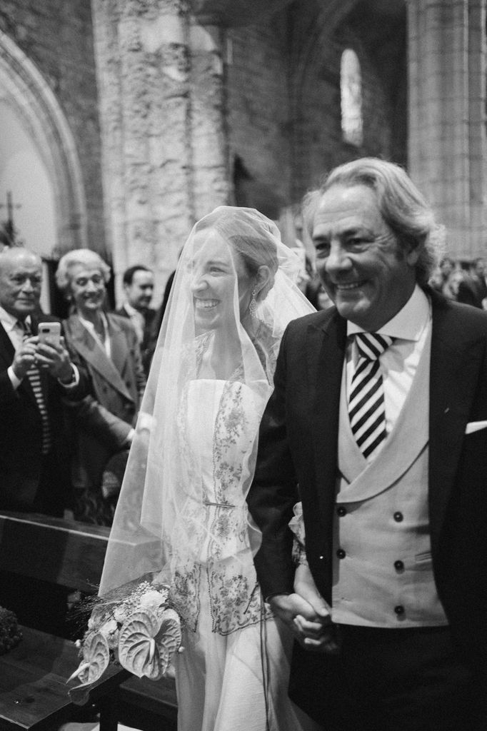 Novia a la entrada de la iglesia con su padre
