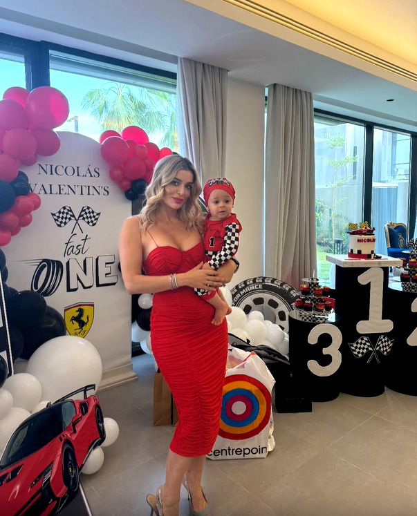 Plano entero de Fani Stipkovic con su hijo en su fiesta de cumpleaños