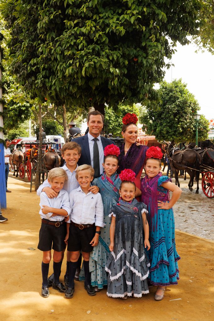 Cristina Martínez Gijón y su marido Álvaro posan en una imagen junto con sus seis hijos hijos