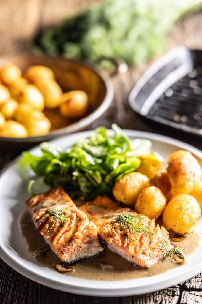 Pescado a la parrilla con verduras y patatas