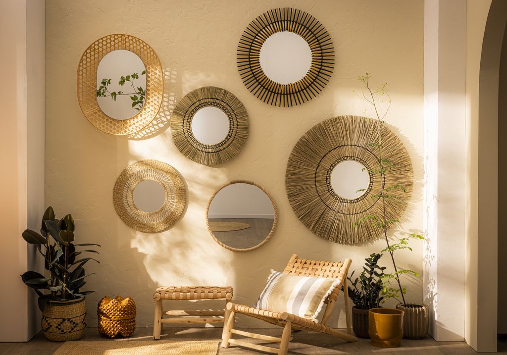 Pared decorada con composición de espejos redondos