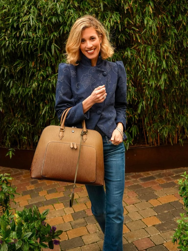 Inés de Cominges con maxi bolso y look azul marino.