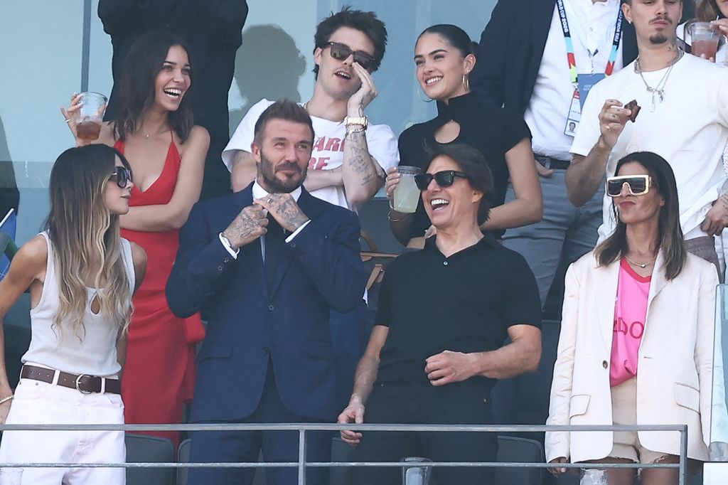 David Beckham, Victoria Beckahm, Tom Cruise, Jackie Apostel, Cruz Beckham, Kim Turnball y Romeo Beckham disfrutan del triunfo de España en el Mundial 2026
