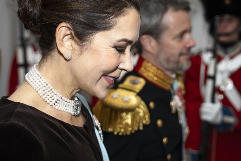 Mary de Dinamarca rescata su collar de aguamarinas y unos atrevidos zapatos de leopardo
