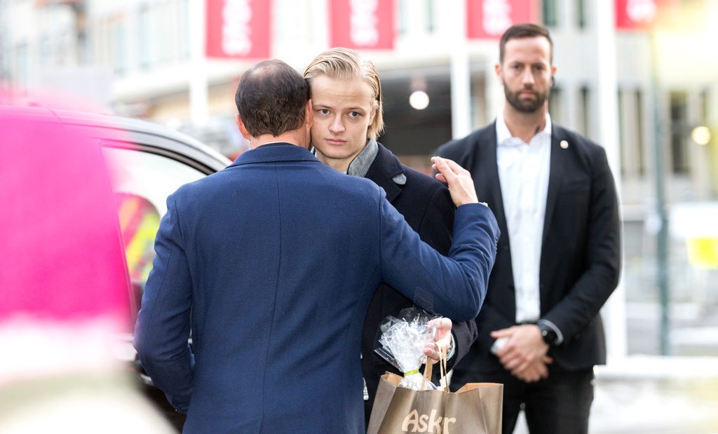 Plano medio de Haakon de Noruega y Marius Borg dandose un abrazo tras un evento