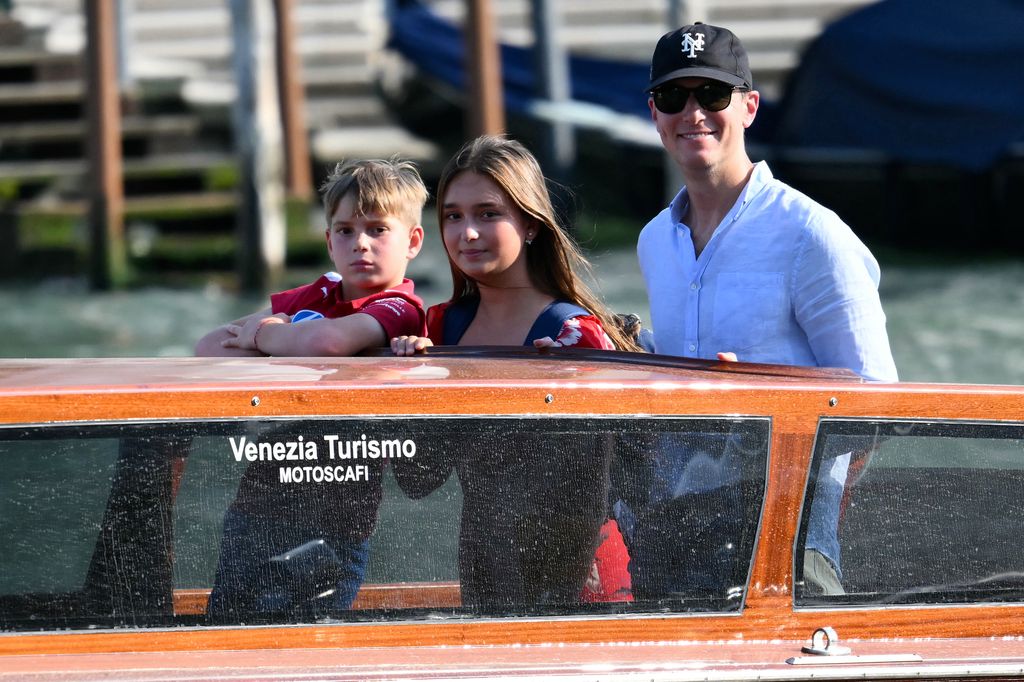 Jared Kushner con sus hijos Joseph y Arabella llegan al hotel St Regis para la boda de Jeff Bezos y Lauren Sánchez        