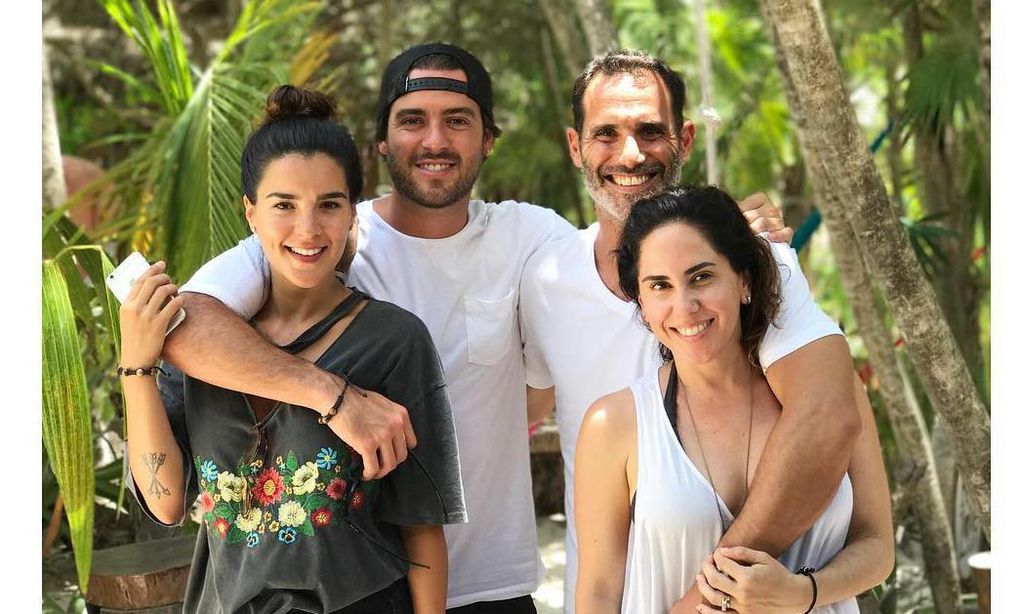 Pablo Lyle con Ana Araujo, Silvia Lyle y Lucas Delfino