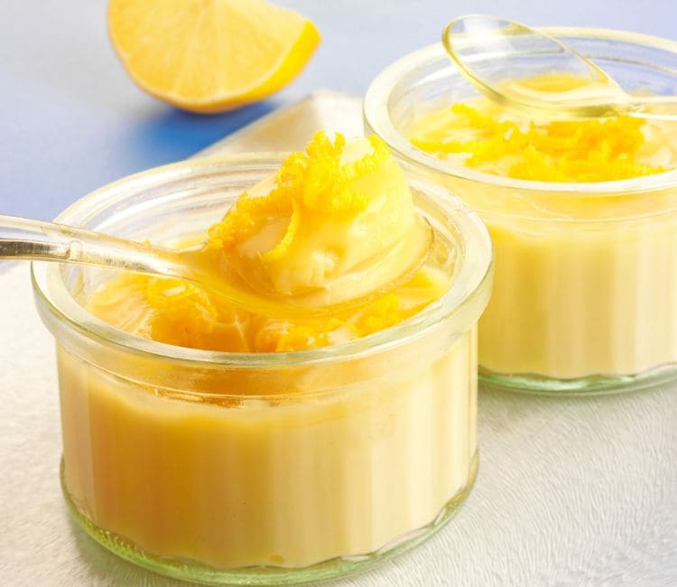 Dos ramequines con 'lemon posset' decorados con ralladura de limón
