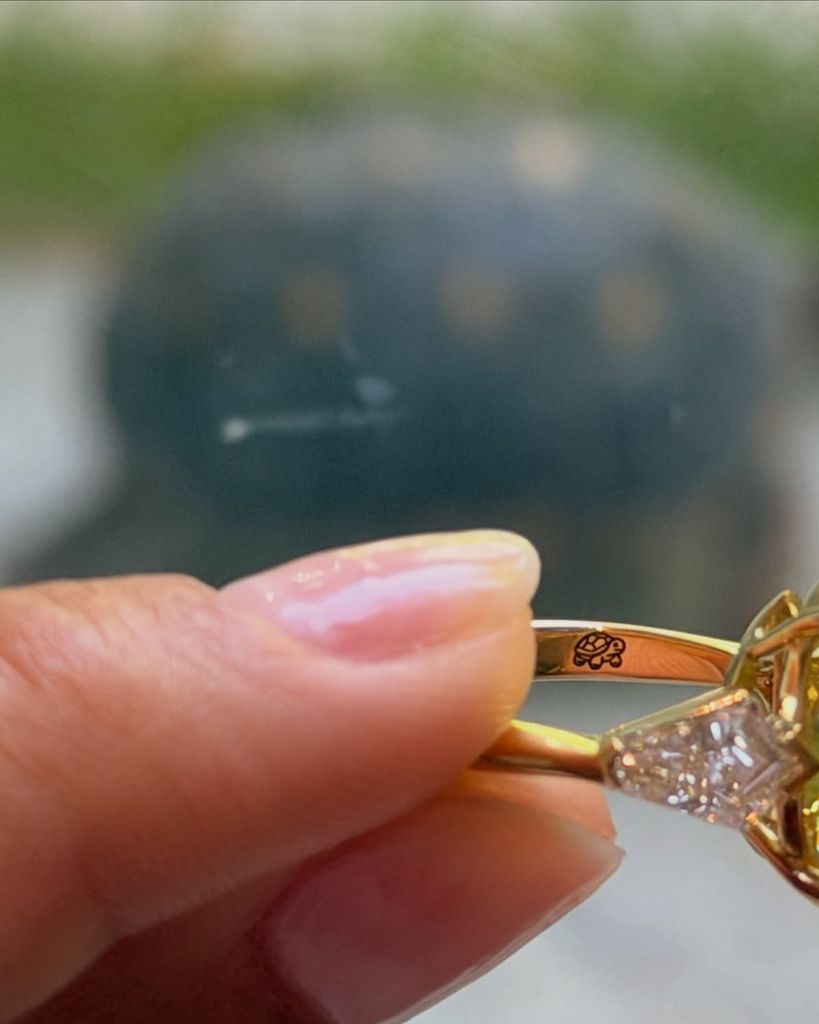Carmen Montero Mundt después de su compromiso con George Russell con vestido elegante su espectacular anillo