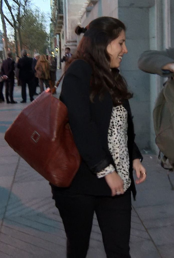 Teresa Urquijo a la salida de un funeral (abril 2025)