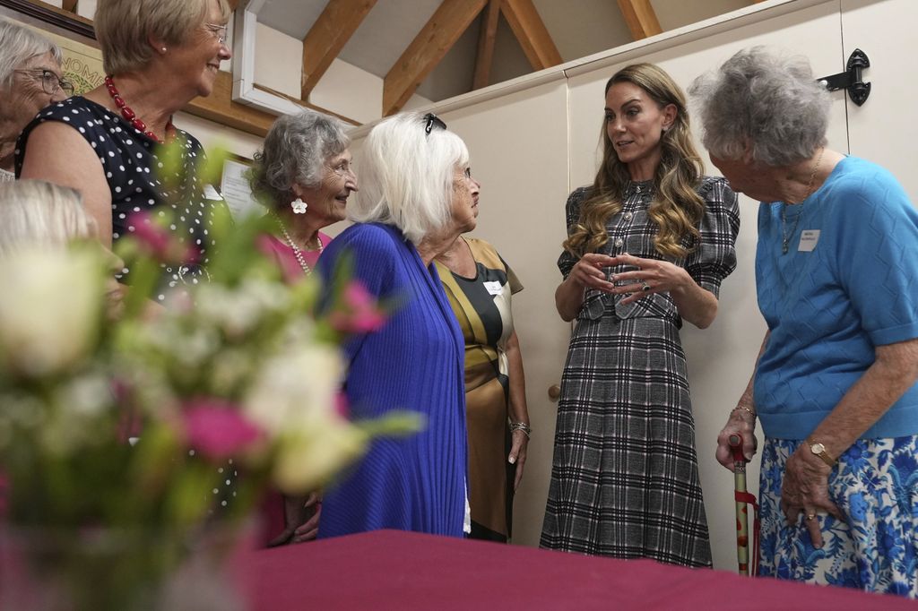 Kate Middleton, princesa de Gales y el príncipe Guillermo en una visita al National Federation of Women's Institute 2025