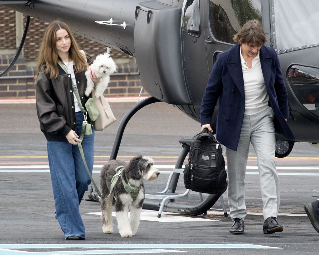 Tom Cruise y Ana de Armas viajaron a Londres en helicóptero, acompañados de Elvis y Sahsa, las mascotas de la actriz