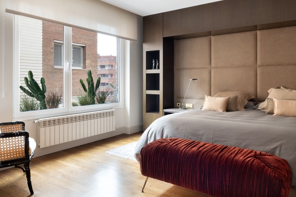 Dormitorio con cabecero tapizado