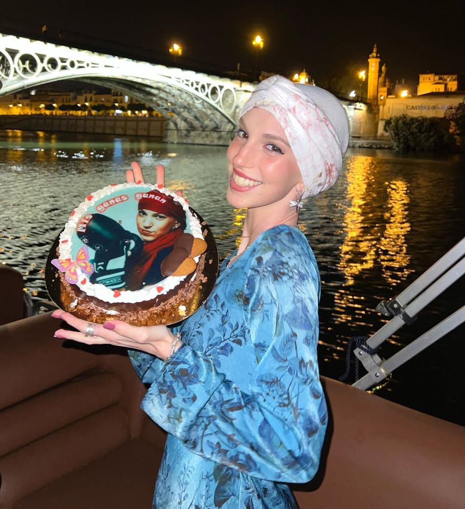 Elena Huelva posando con su tarta en su 20 cumpleaños