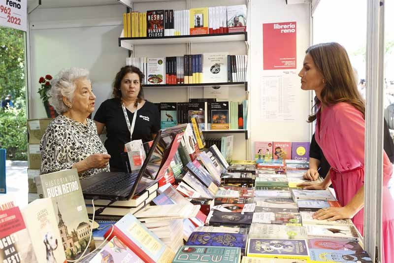 Doña Letizia en la caseta de la librería Reno