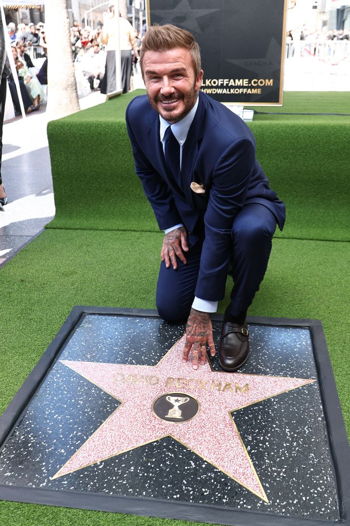 David Beckham posando junto a su estrella en el Paseo de la Fama de Hollywood