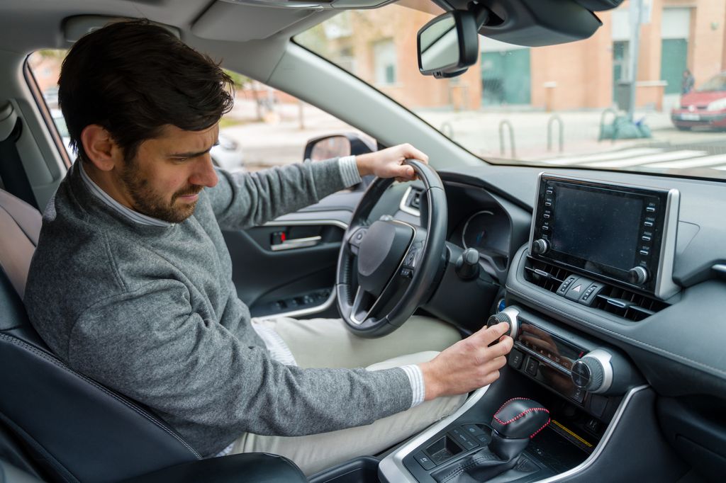 Un conductor ajusta la radio 