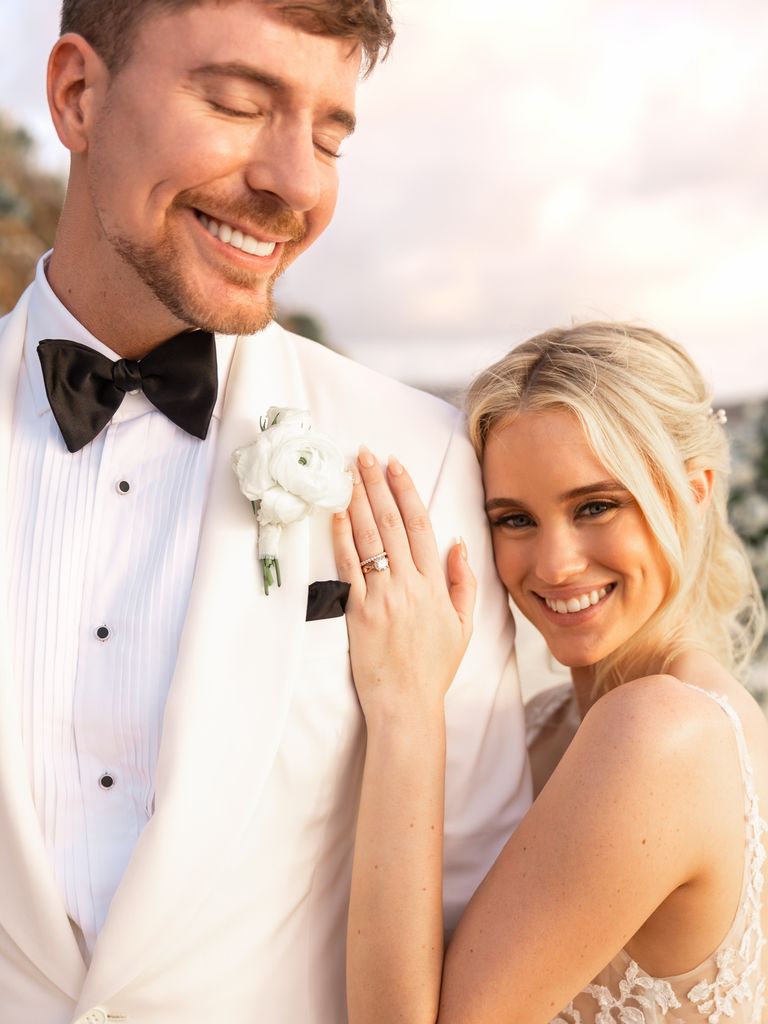 La feliz novia lució su sortija de compromiso y la alianza de bodas