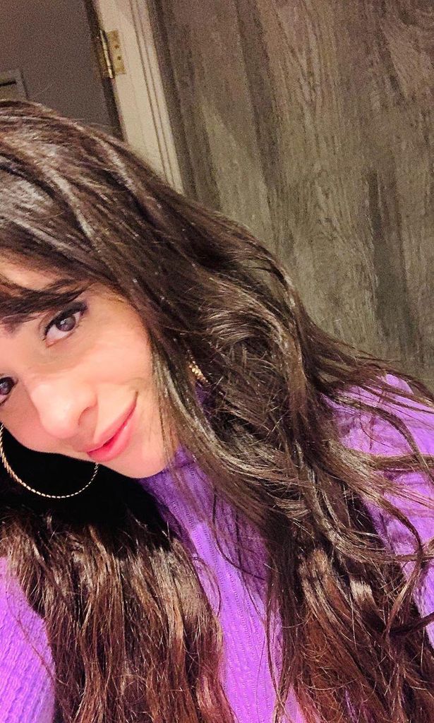 camila cabello con pendientes tipo argollas en plata