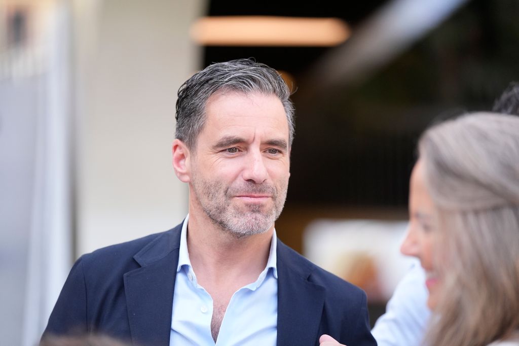 Borja Sémper, portavoz y vicesecretario de Cultura y Deporte del Partido Popular, durante un paseo electoral en la Plaza de la Encarnación de Sevilla (Andalucía), el 14 de mayo de 2026. El dirigente visitó la capital andaluza para apoyar la campaña del PP-A de cara a las elecciones del 17 de mayo, retomando su actividad política tras casi diez meses de baja médica debido a un cáncer.