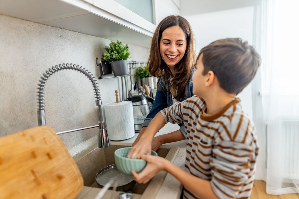 Incluso las tareas cotidianas, como lavar los platos, pueden ser una oportunidad para fortalecer su relación con su familia.