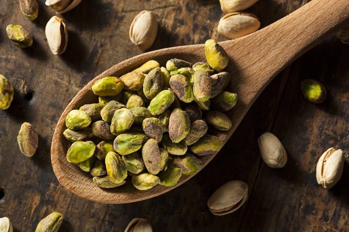 pistachos en una cuchara