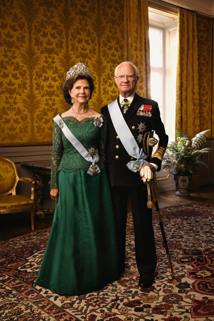 El rey Carlos Gustavo de Suecia y la reina Silvia en el nuevo retrato oficial estrenado el pasado mes de enero