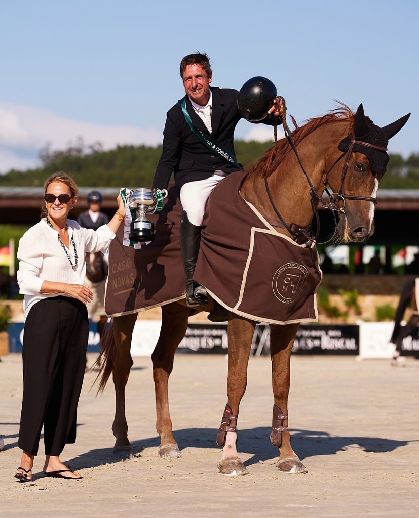 Flora Pérez, entregándole el Gran Premio Casas Novas a Iván Serrano