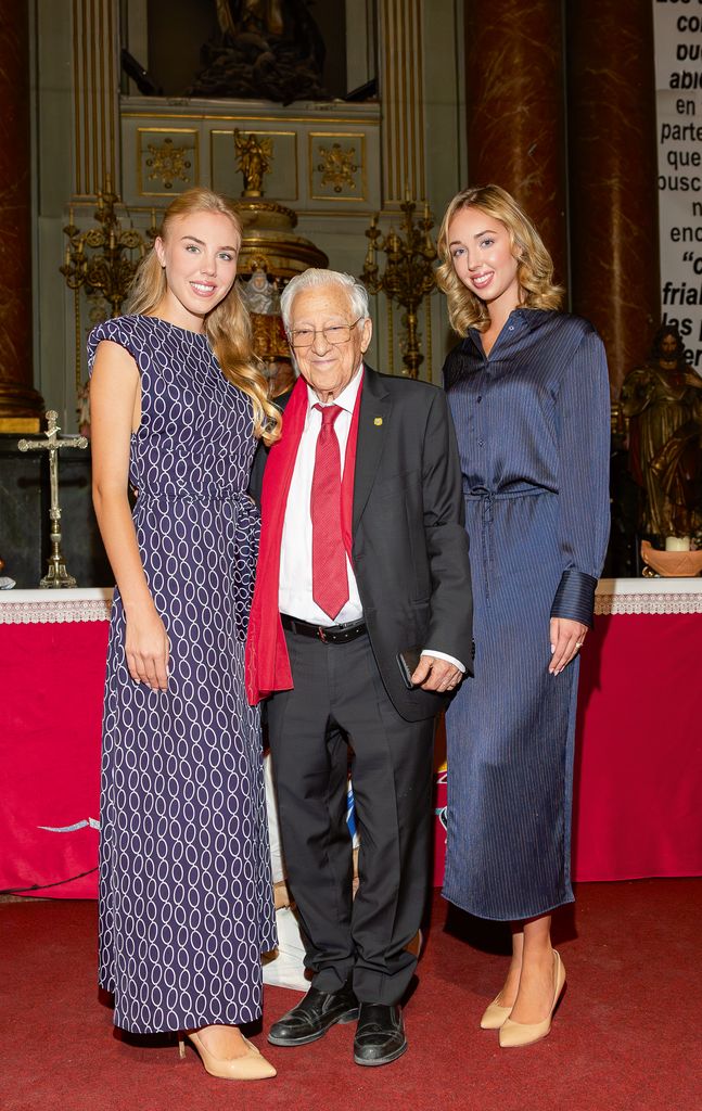 María Carolina y María Chiara de Borbón-Dos Sicilias  con el padre Ángel durante su visita a Madrid