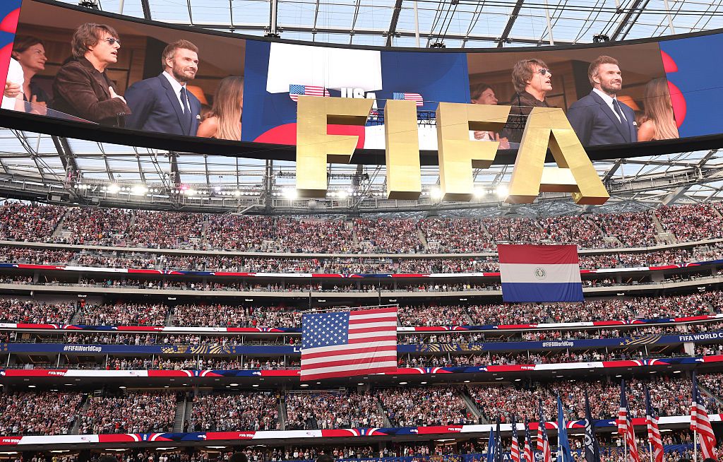 Tom Cruise y David Beckham en el marcador del estadio de Los Ángeles donde se disputó el Estados Unidos-Paraguay