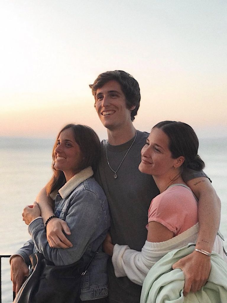 Nacho con sus hermanas, Ichi y Macarena