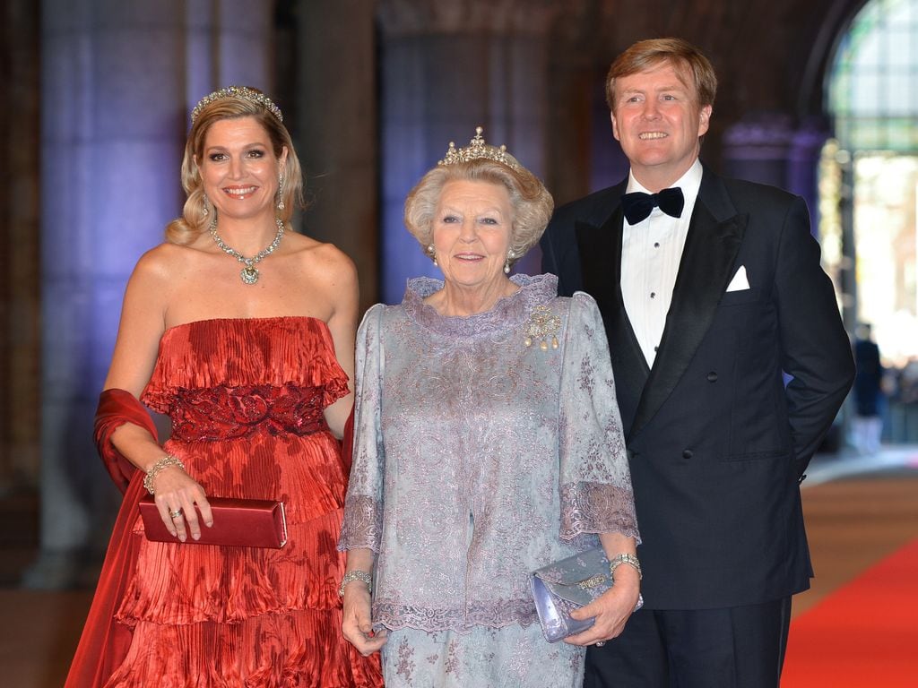 El histórico 29 de abril de 2013, la reina Beatriz recibió un homenaje de toda la realeza europea en su última noche como reina: a la mañana siguiente, Beatriz de los Países Bajos, abdicó a favor de su hijo, el rey Guillermo Alejandro 