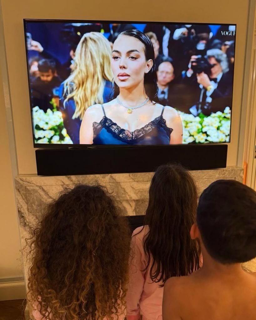 Alana Martina, Eva María y Matteo estaban atentos a la aparición de su mamá en la Met Gala 2025.