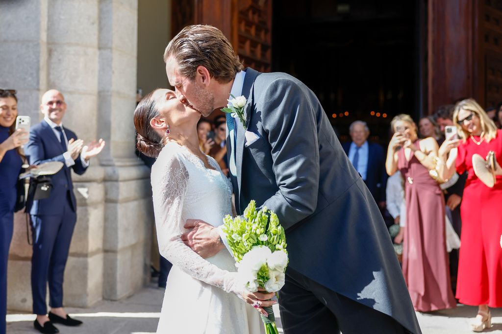 Los novios, besándose apasionadamente tras el 'sí, quiero'