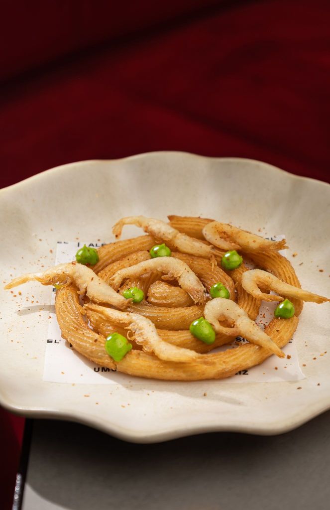Tortillita de camarones en forma de churro, la tapa de UMusic Piano Bar Casa Chicote